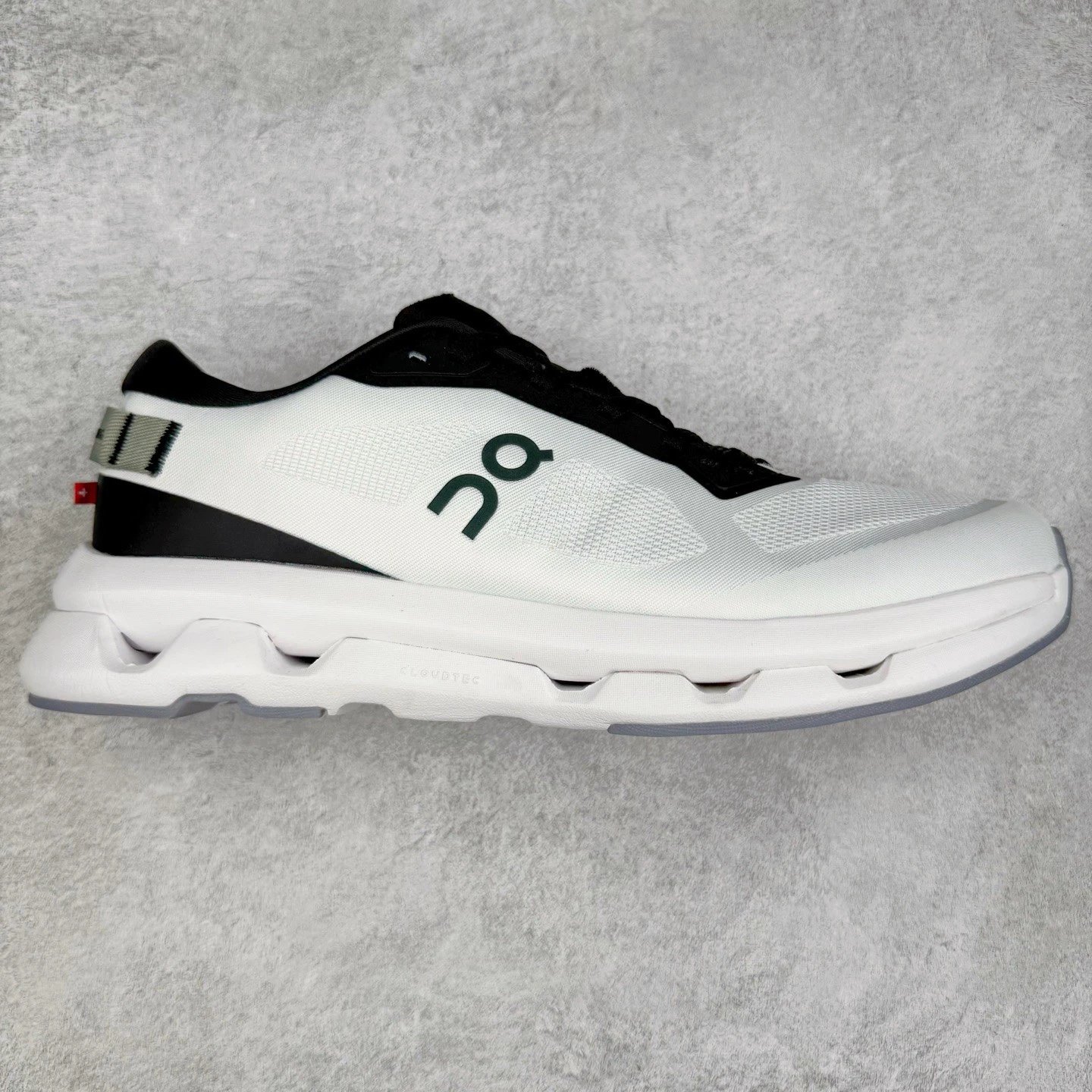 On Sneakers Cloudzone — Black and white