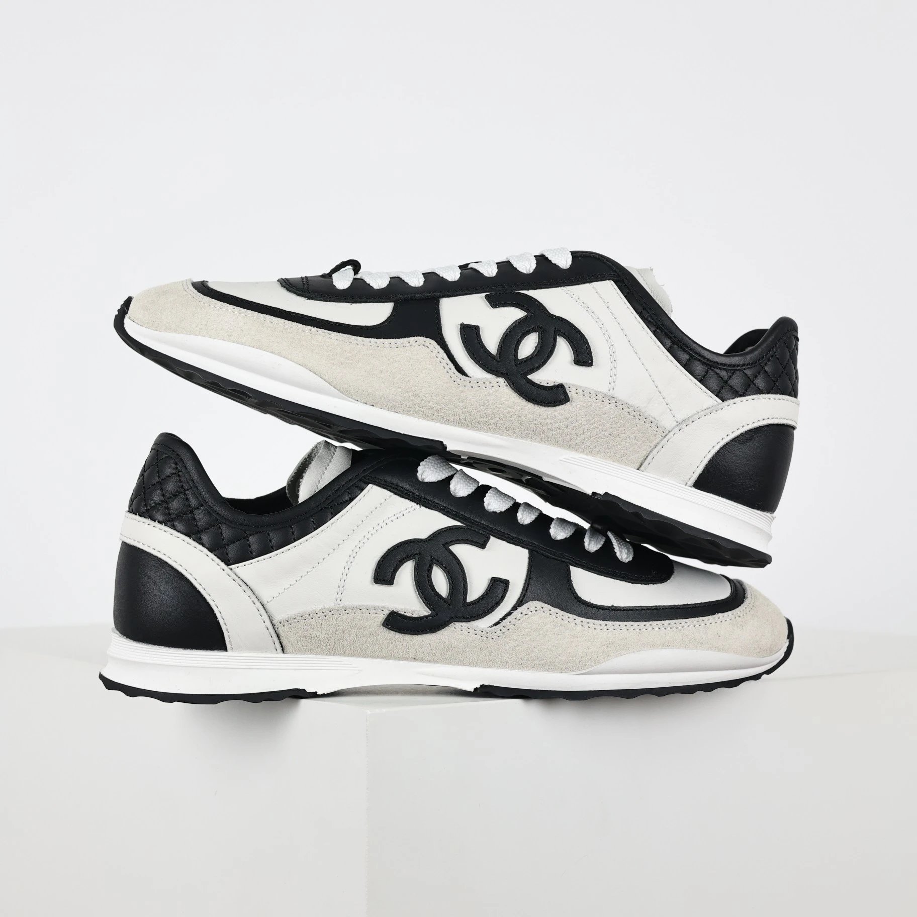Chanel Sneakers Low-Top Double-C Logo — Gray, white, and black