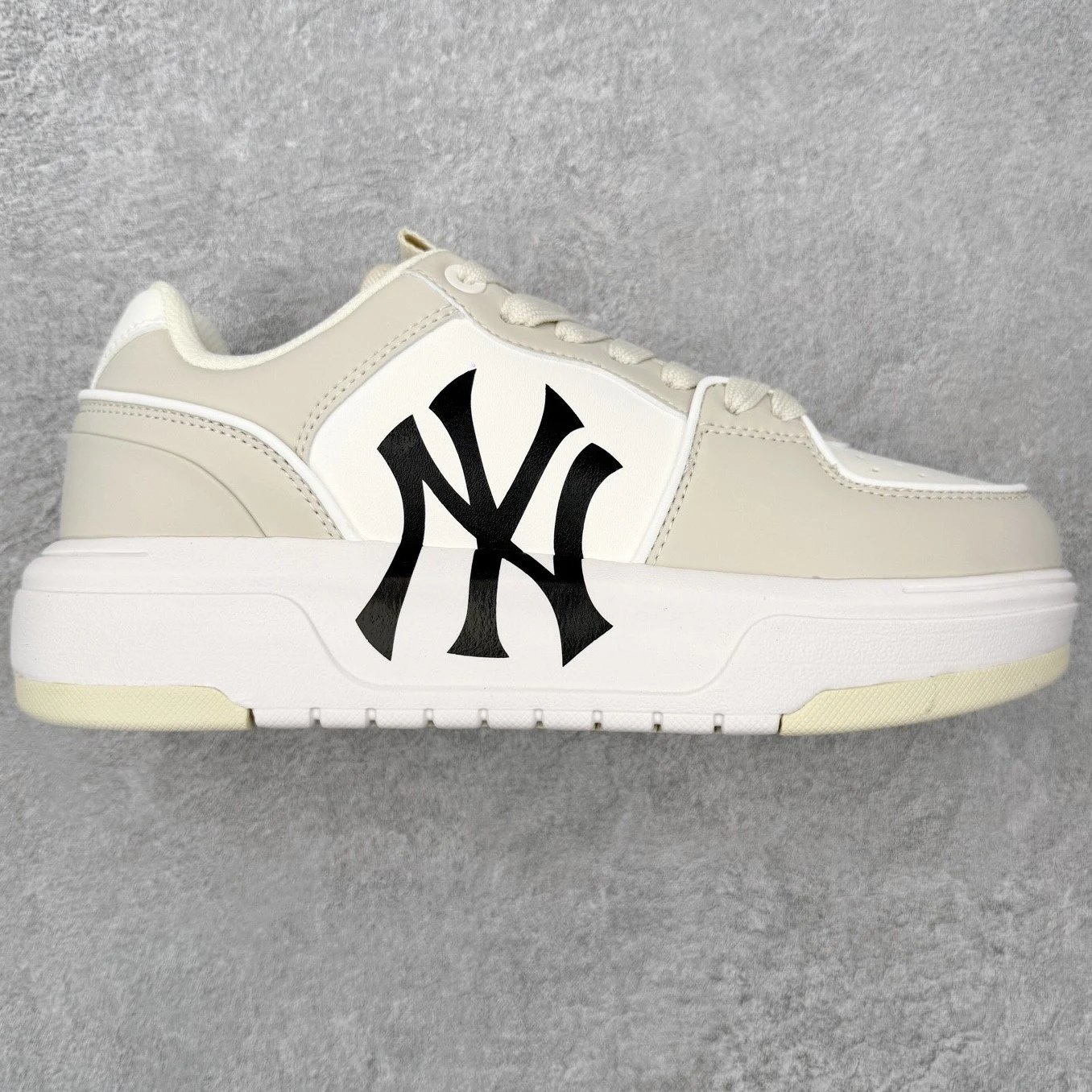 MLB Sneakers Low-Top Platform Baseball-Team Logo — Beige, white, and black