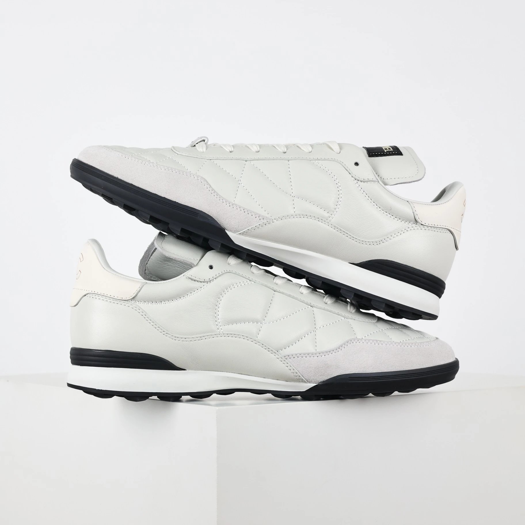 Chanel Sneakers Low-Top Double-C Logo — Gray leather