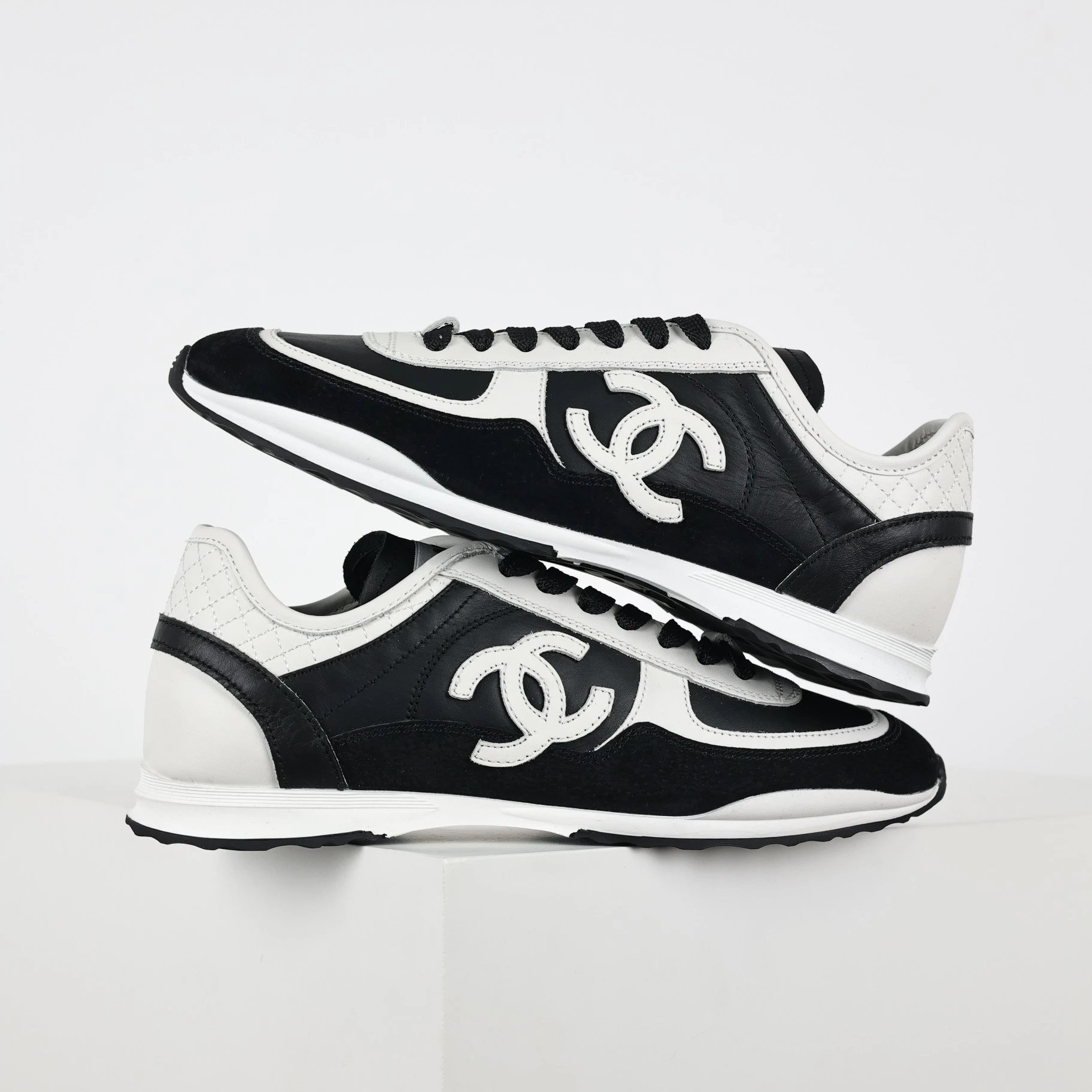 Chanel Sneakers Low-Top Double-C Logo — Black and white