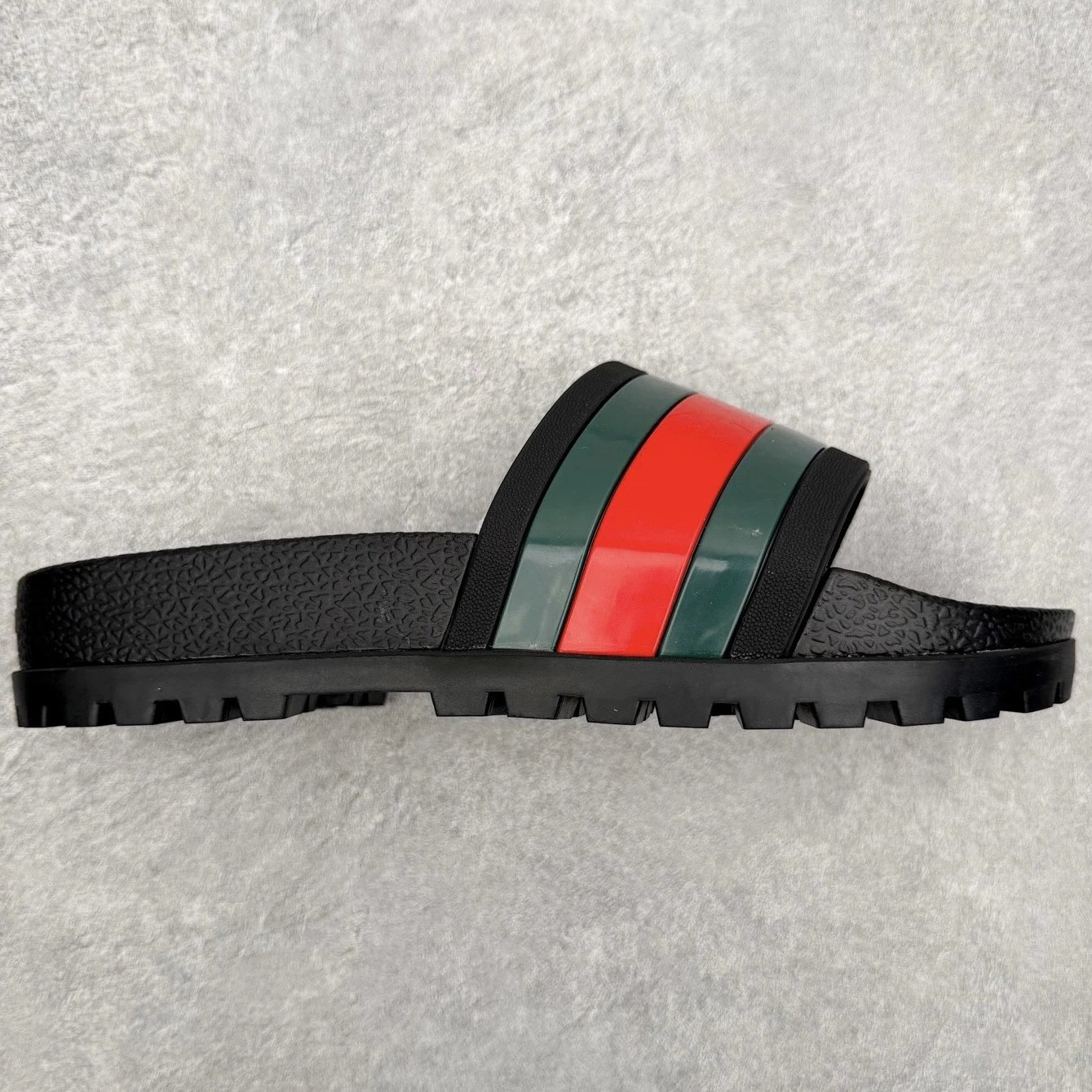 Gucci Slippers Logo-Pattern Lug-Sole Slide — Black and red