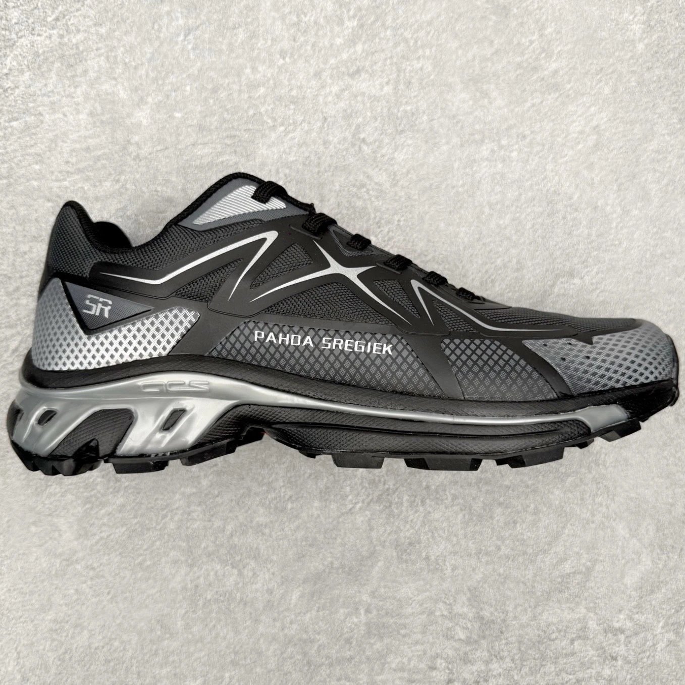 Sregiek Sneakers Low-Top Trail — Black and gray