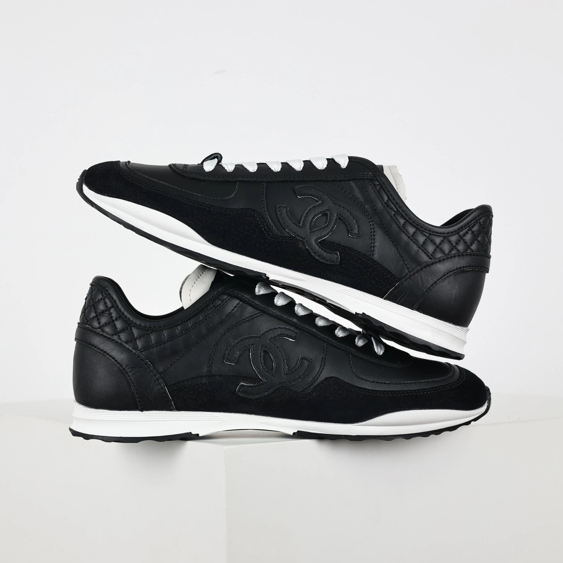 Chanel Sneakers Low-Top Double-C Logo — Black