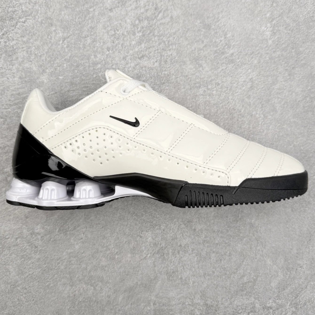 Nike Sneakers Low-top with column-cushioned heel — Black and white