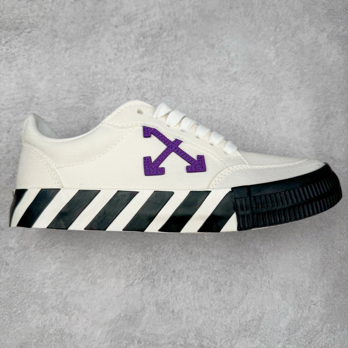 Unbranded Sneakers Low-Top Canvas with Crossed-Arrow Appliqué and Striped Sole — White Purple