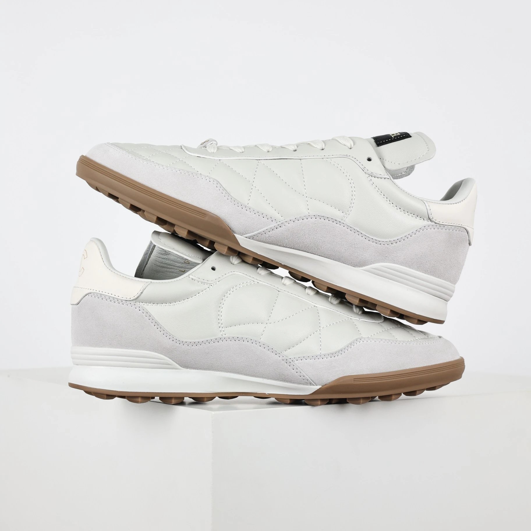 Chanel Sneakers Low-Top Double-C Logo — gray raw rubber