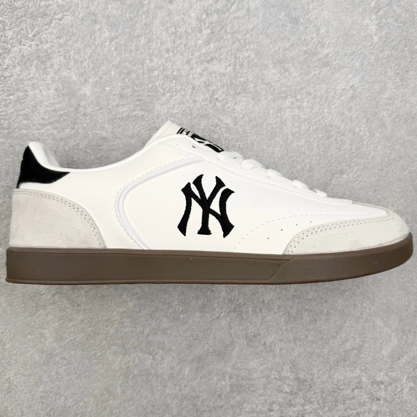 MLB Sneakers Low-Top Lace-Up with New York Yankees Logo — white