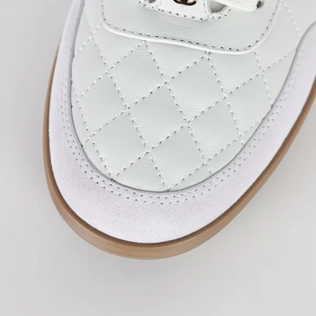 Chanel Sneakers Low-Top Double-C Logo product detail image 23