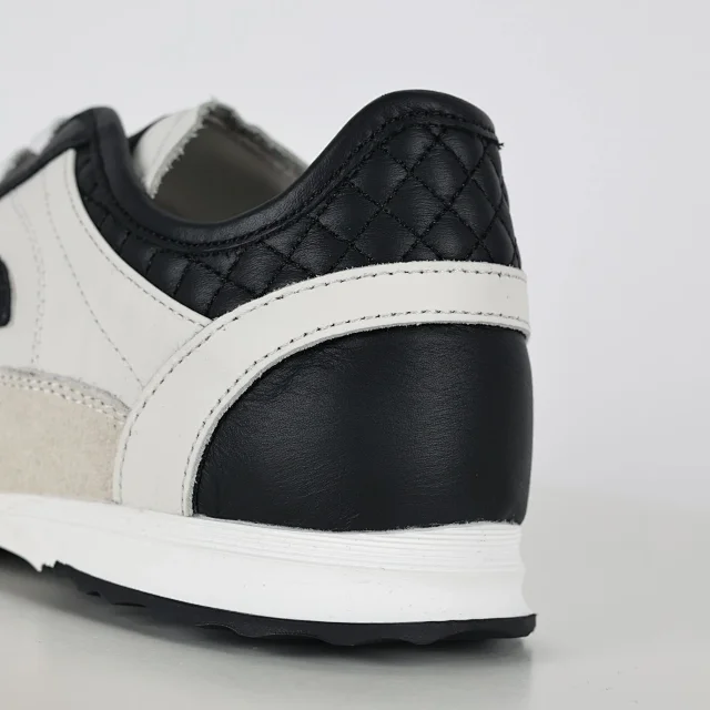 Chanel Sneakers Low-Top Double-C Logo product detail image 13