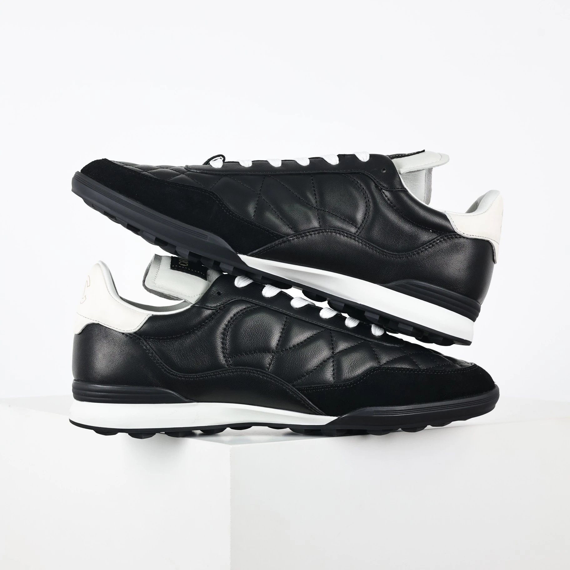 Chanel Sneakers Low-Top Double-C Logo — Black and white leather