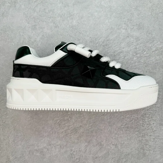 Valentino Garavani Sneakers One Stud XL Low-Top product detail image 1