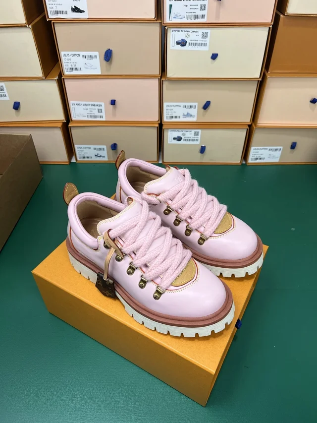Louis Vuitton Boots Low-Top Workwear Lace-Up with Lug Soles product detail image 2
