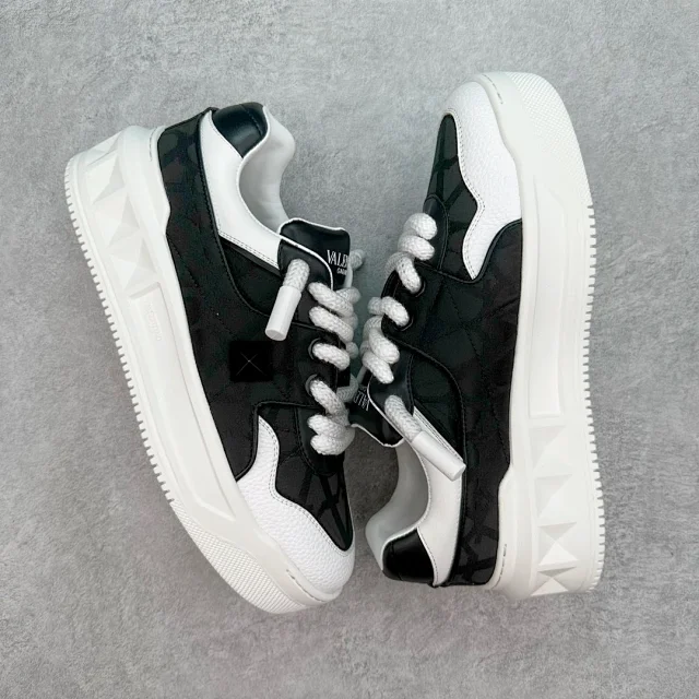 Valentino Garavani Sneakers One Stud XL Low-Top product detail image 3