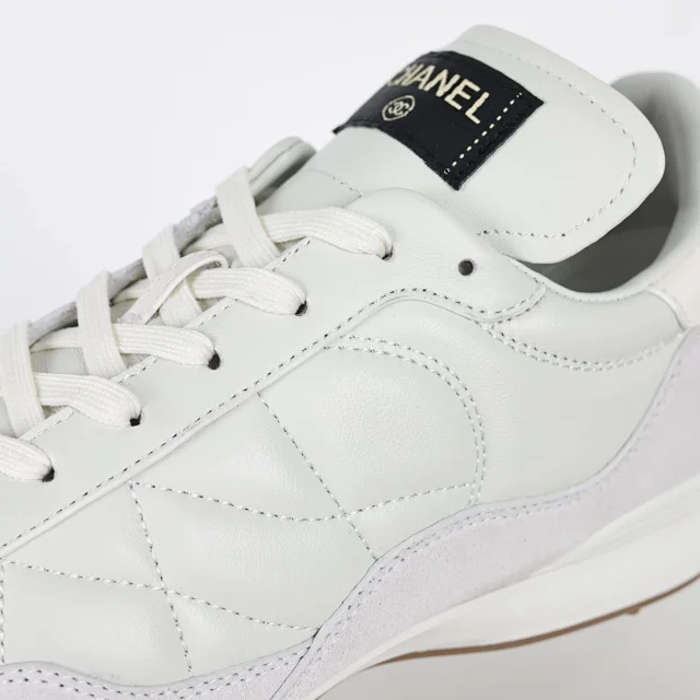 Chanel Sneakers Low-Top Double-C Logo product detail image 24