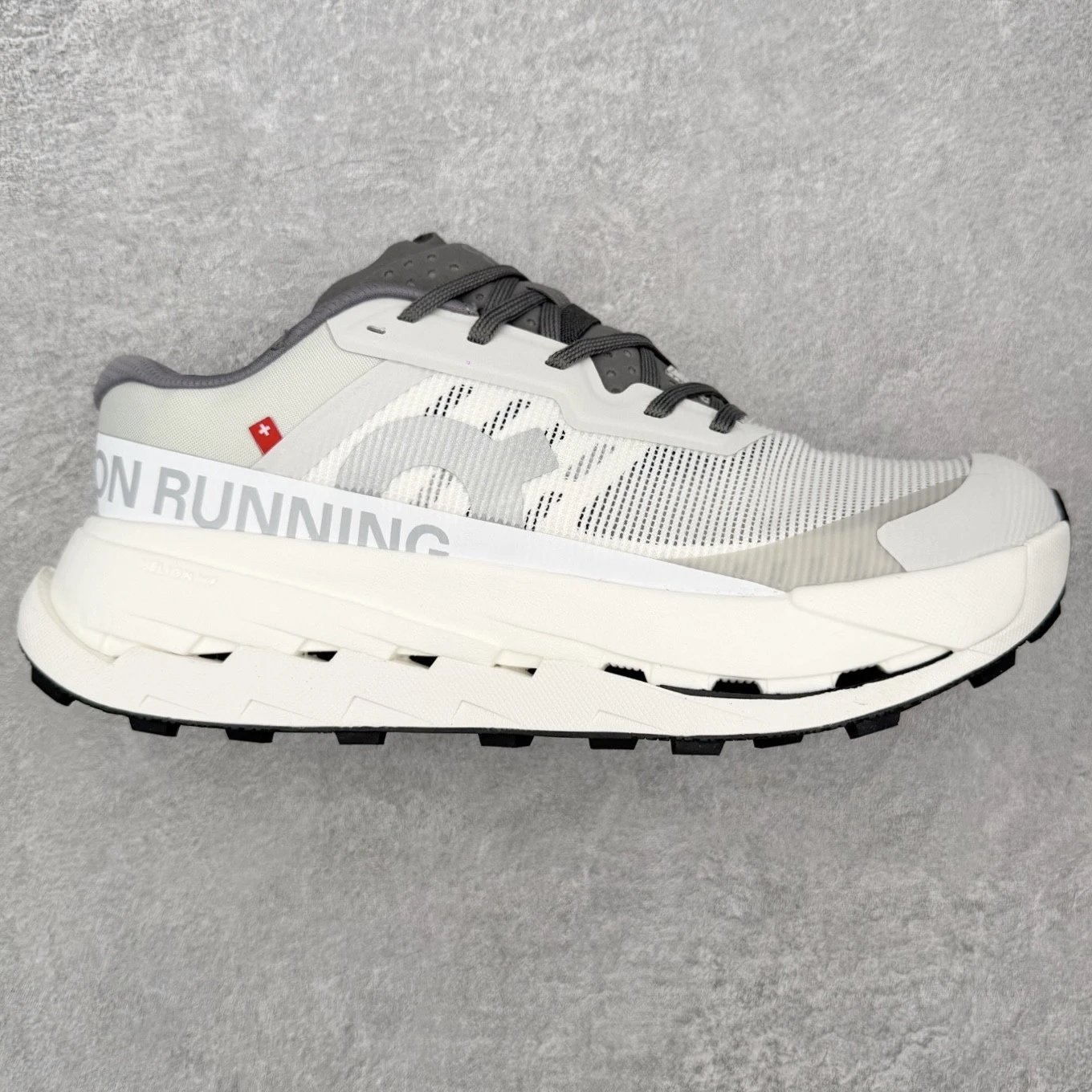 On Sneakers Mesh running with lugged outsole — white