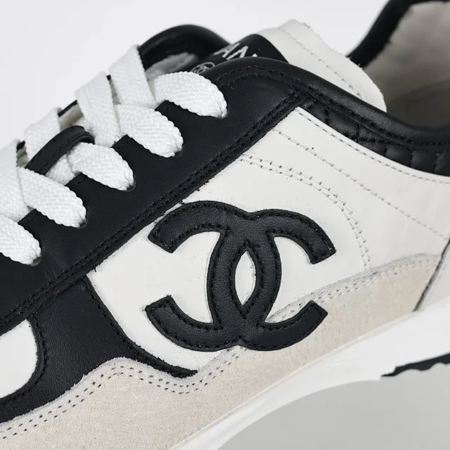 Chanel Sneakers Low-Top Double-C Logo product detail image 15