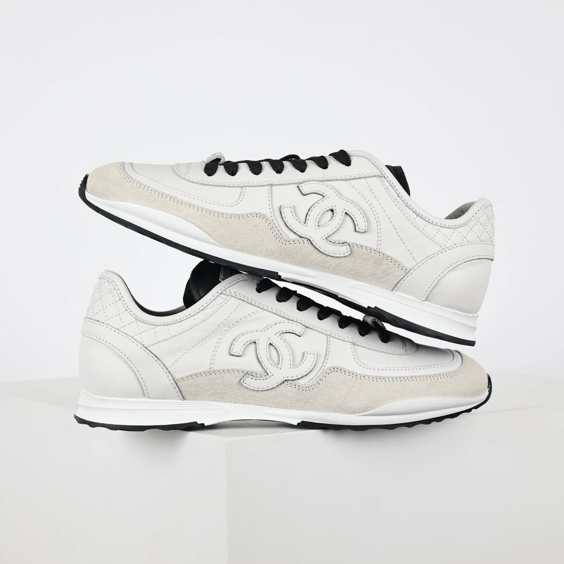Chanel Sneakers Low-Top Double-C Logo — gray