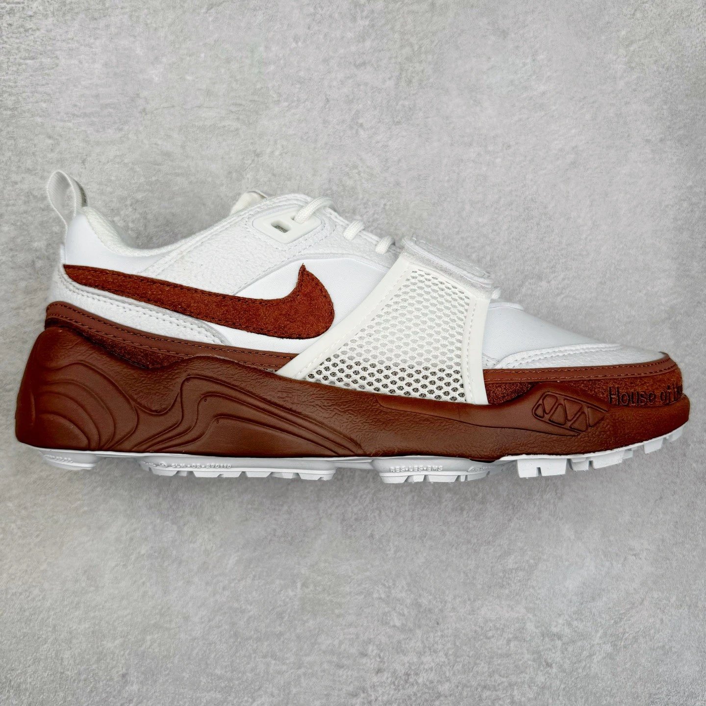Nike Sneakers Shark-A-Don — White, brown, and red