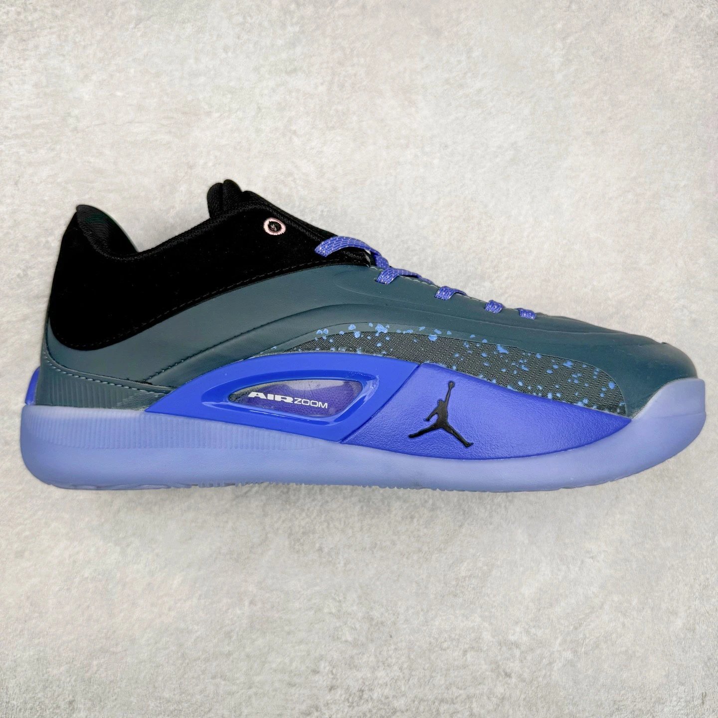 Jordan Sneakers Zion 4 low-top basketball shoes — Black and blue