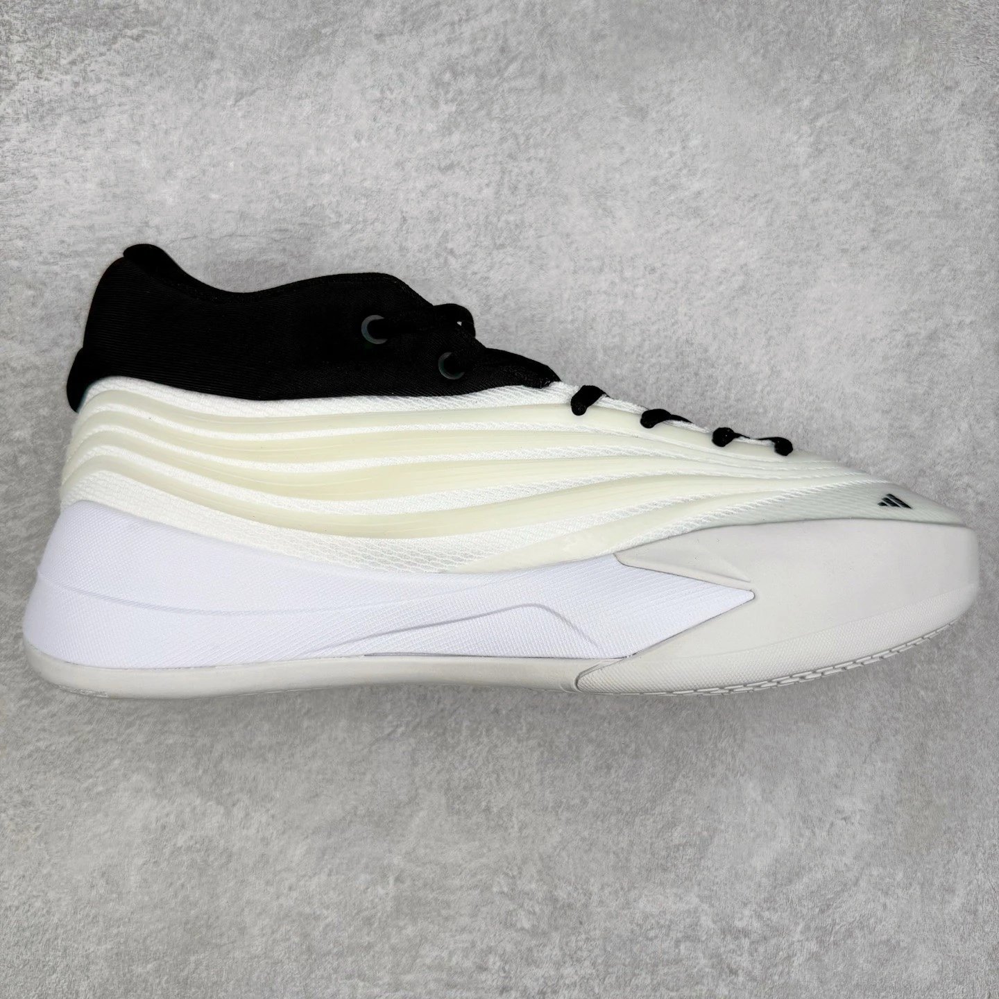 Adidas Sneakers Dame 10 Basketball Shoes — Black and white