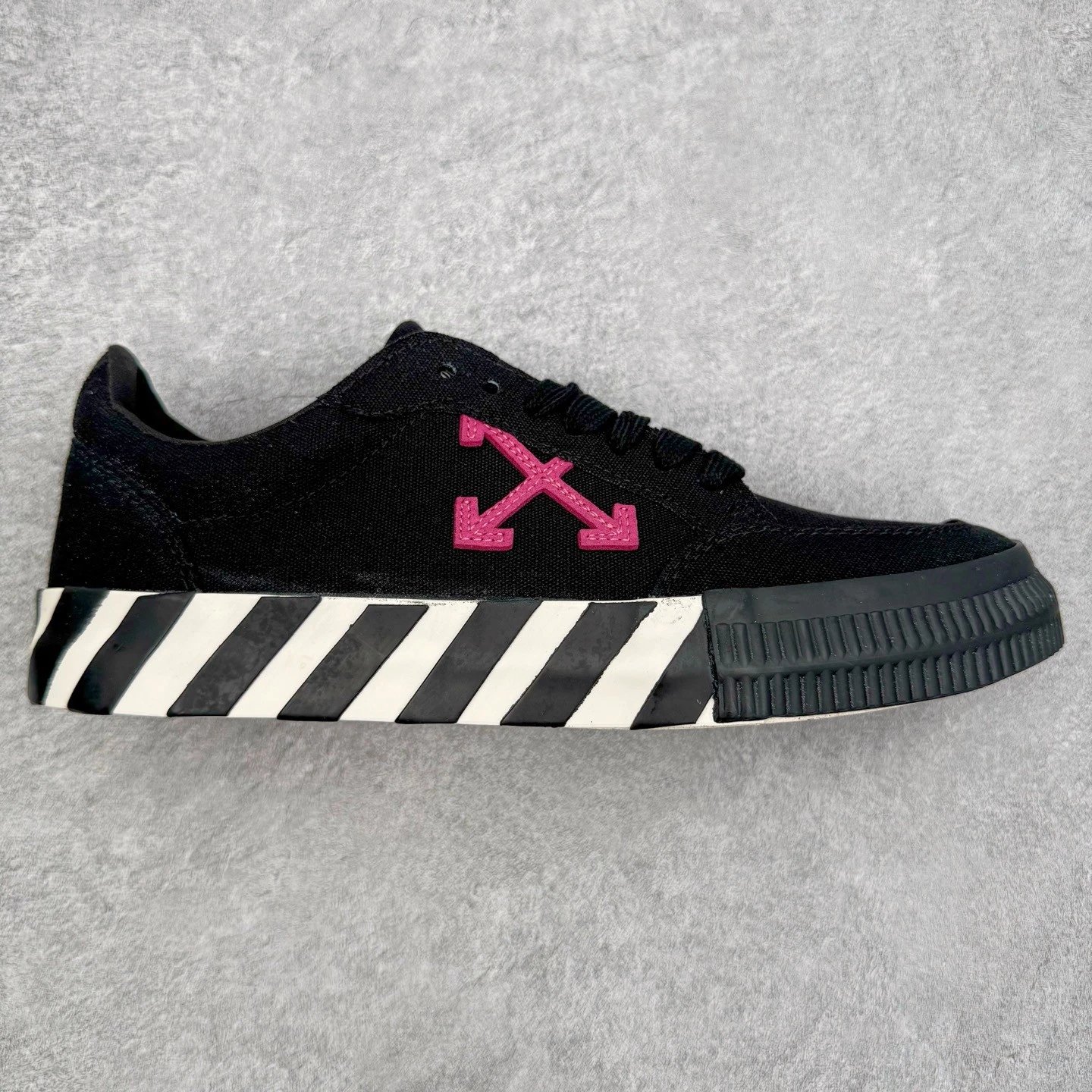 Unbranded Sneakers Low-Top Canvas with Crossed-Arrow Appliqué and Striped Sole — Black powder