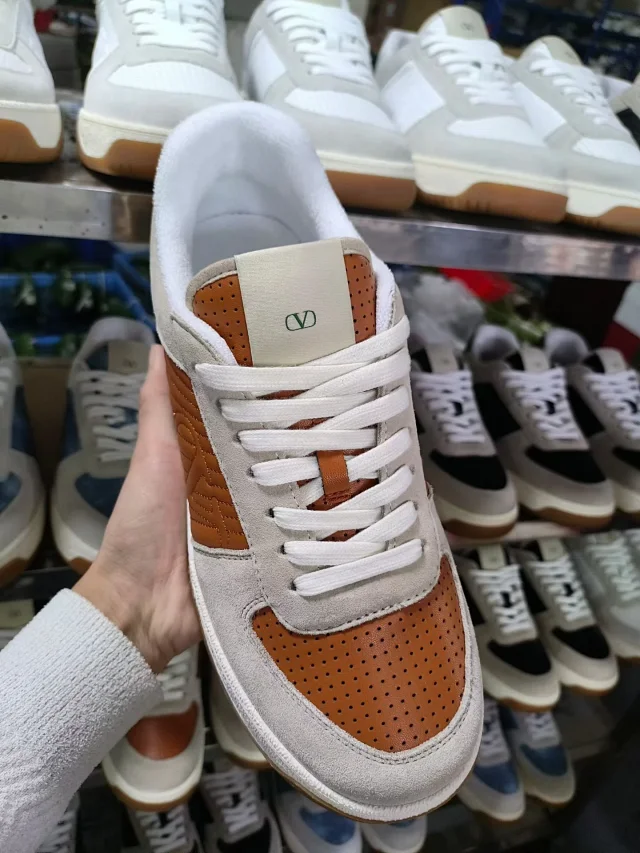 Valentino Garavani Sneakers Low-top VLogo side-panel product detail image 4