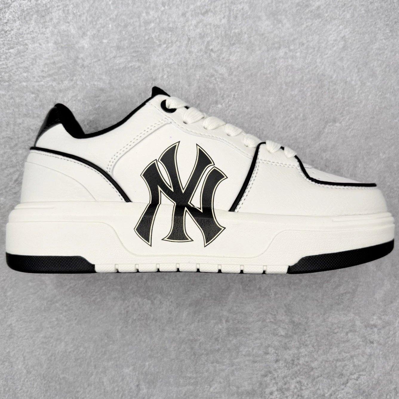 MLB Sneakers Low-Top Platform Baseball-Team Logo — in black and white