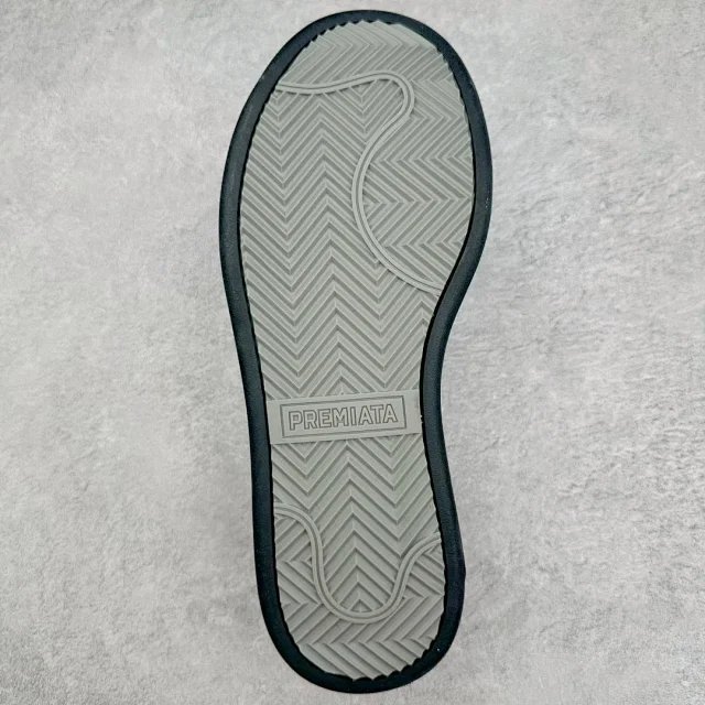 QUINN Sneakers Low-top lace-up with embossed graphic sole product detail image 9