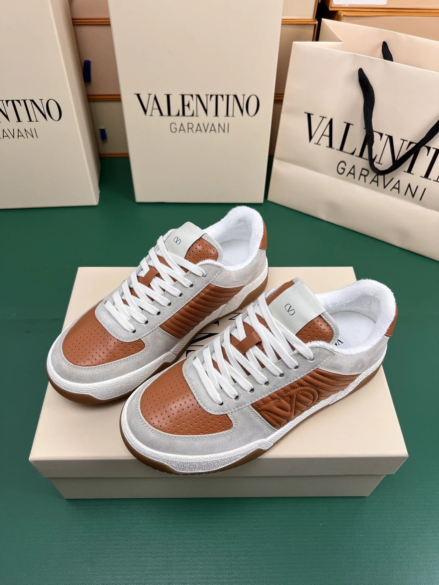 Valentino Garavani Sneakers Low-top VLogo side-panel — White, gray, and brown