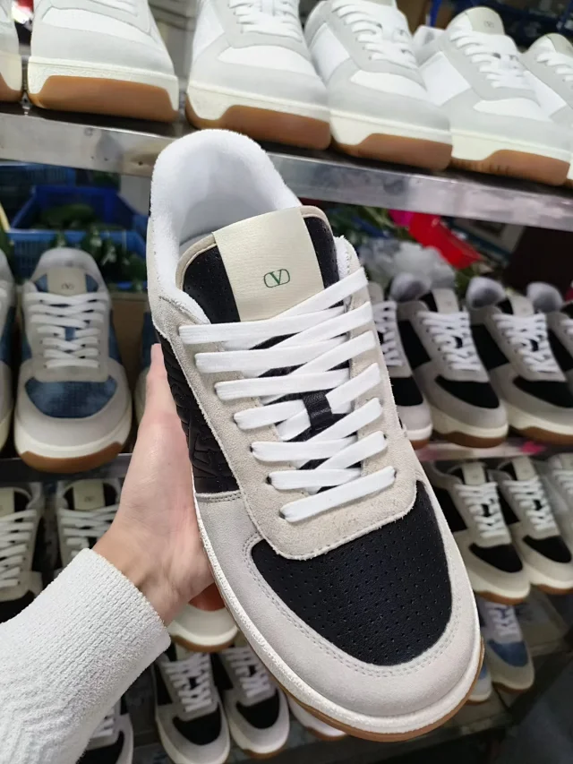 Valentino Garavani Sneakers Low-top VLogo side-panel product detail image 3