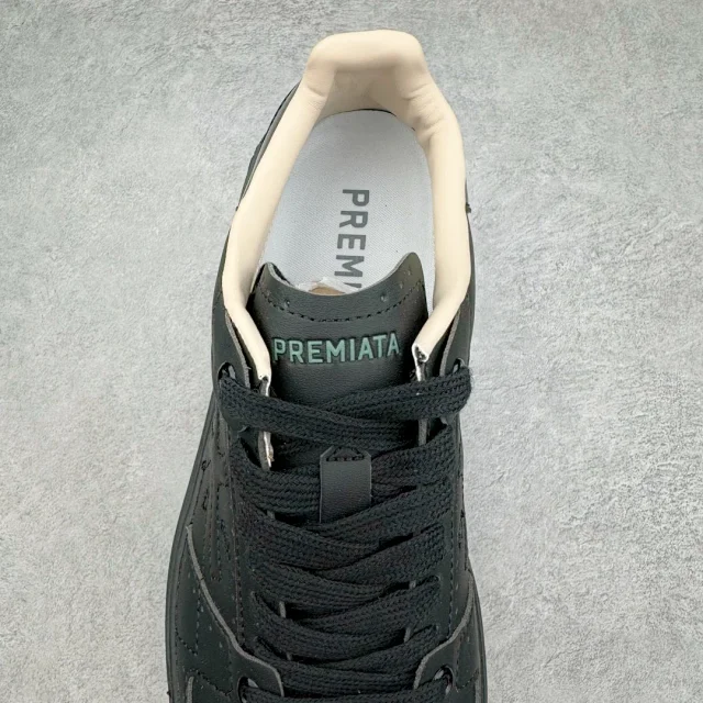 QUINN Sneakers Low-top lace-up with embossed graphic sole product detail image 14