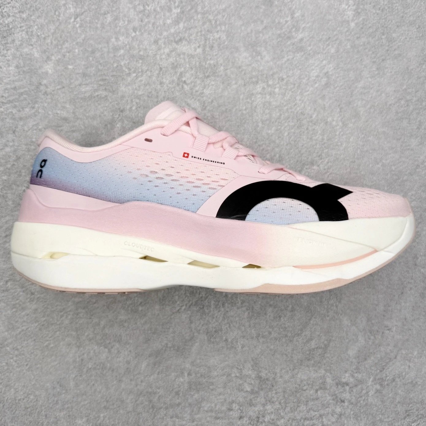 On Sneakers Cloudboom Max — Pink and white