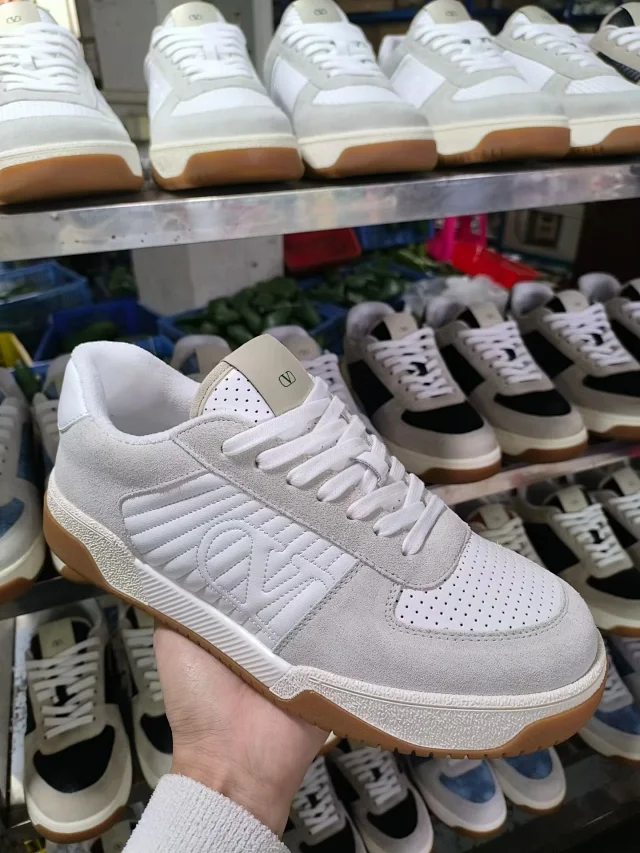 Valentino Garavani Sneakers Low-top VLogo side-panel product detail image 2