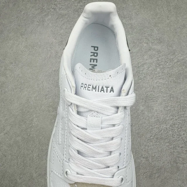 QUINN Sneakers Low-top lace-up with embossed graphic sole product detail image 5