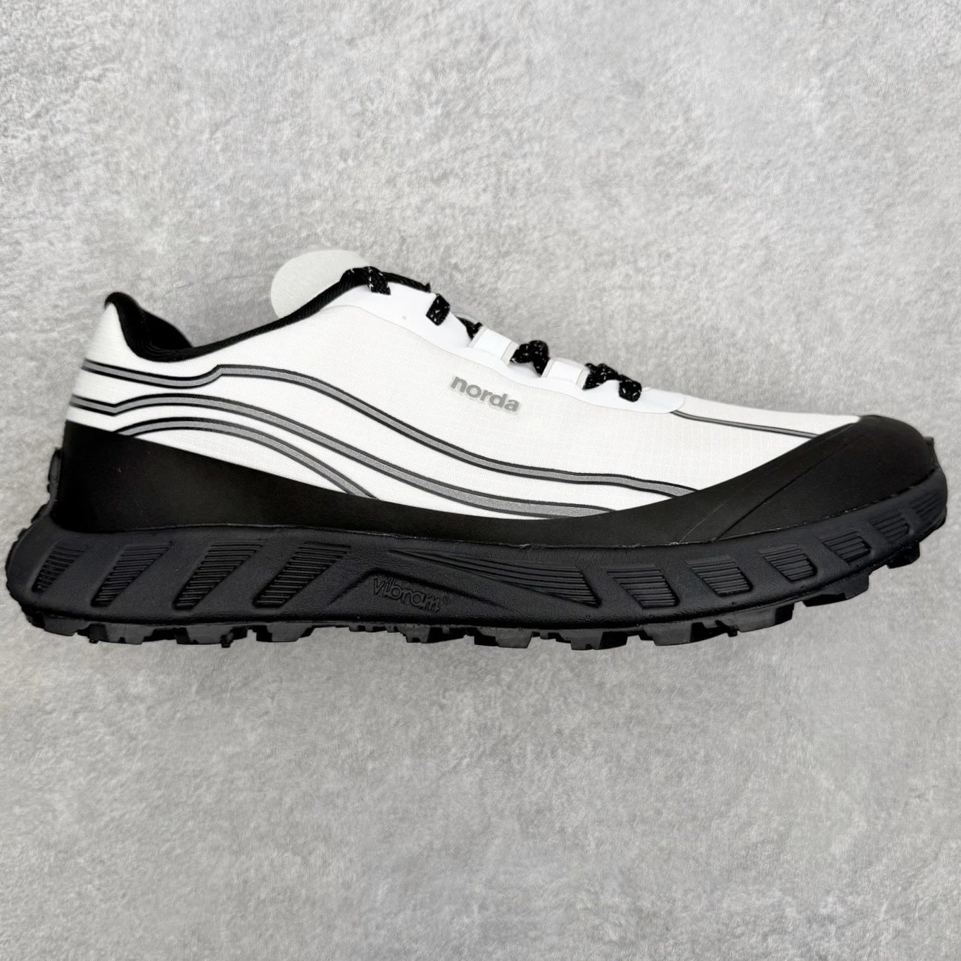 Norda Sneakers 002 Trail Running — Black and white
