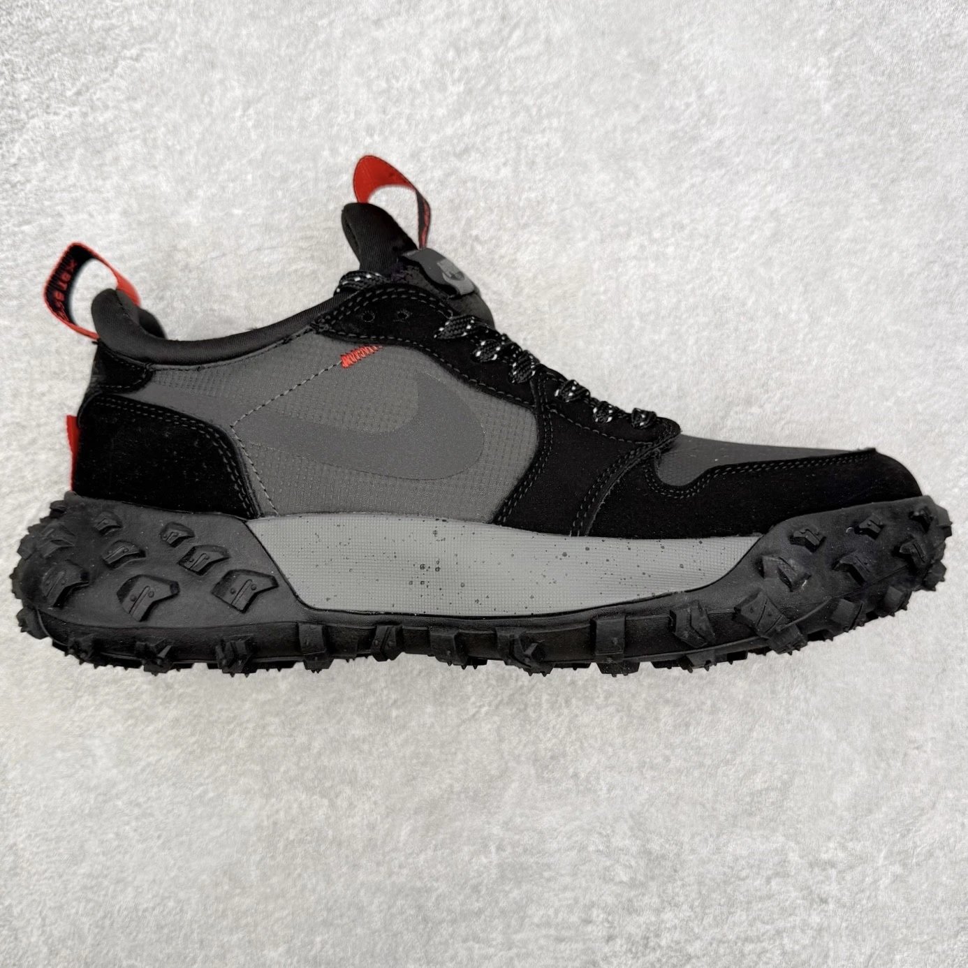 Nike Sneakers Low-Top Trail with Lug Outsole — Black and gray