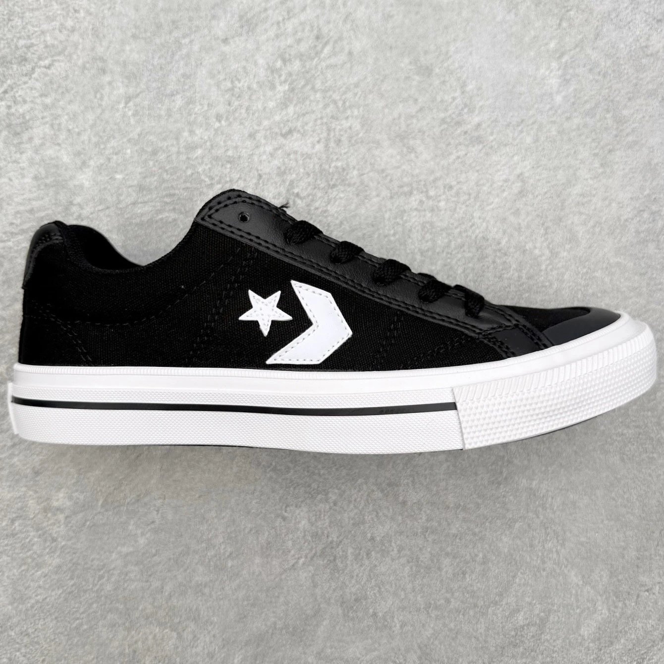 Converse Sneakers Low-Top Canvas Star-and-Chevron — Black and white