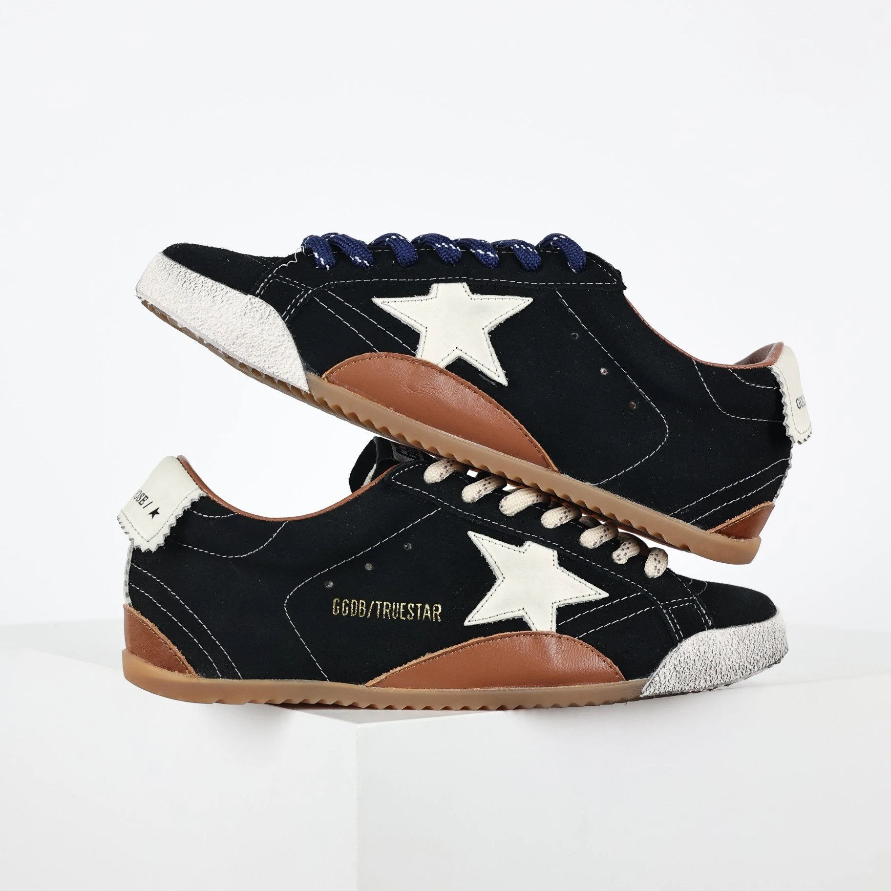 Golden Goose Sneakers True Star low-top star-appliqué — Black