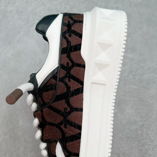 Valentino Garavani Sneakers One Stud XL Low-Top product detail image 34