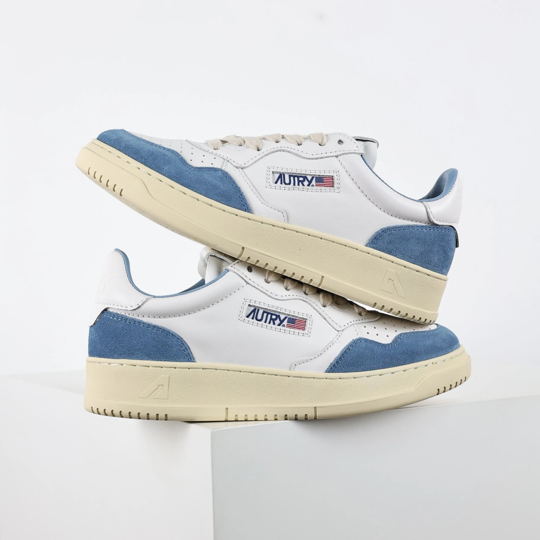 Autry Sneakers Medalist low-top leather — White and blue
