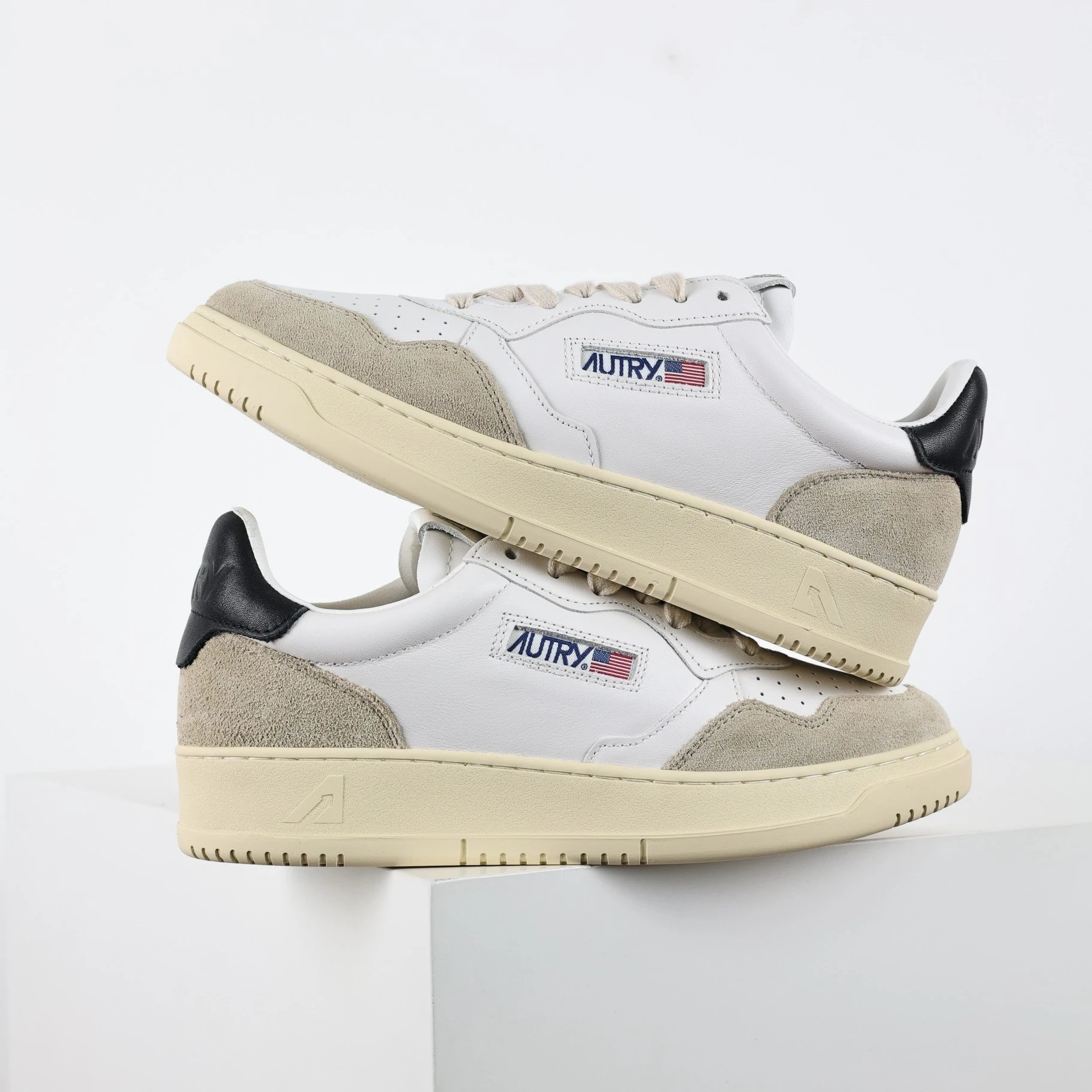 Autry Sneakers Medalist low-top leather — White, gray, and black
