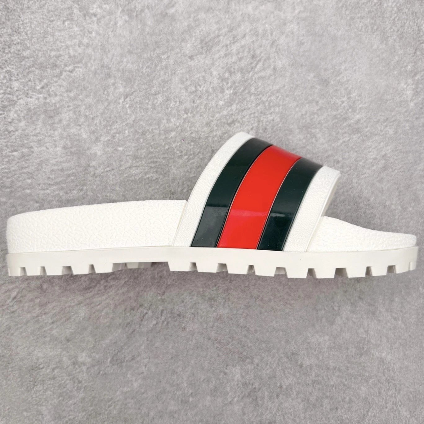 Gucci Slippers Logo-Pattern Lug-Sole Slide — White and red