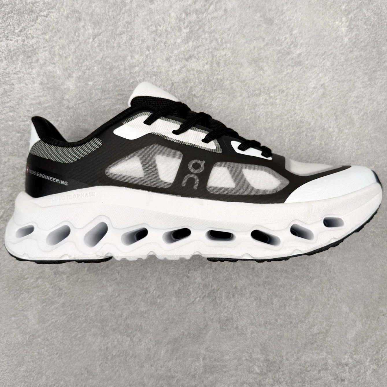 On Sneakers Cloudtilt Remix — Black and white