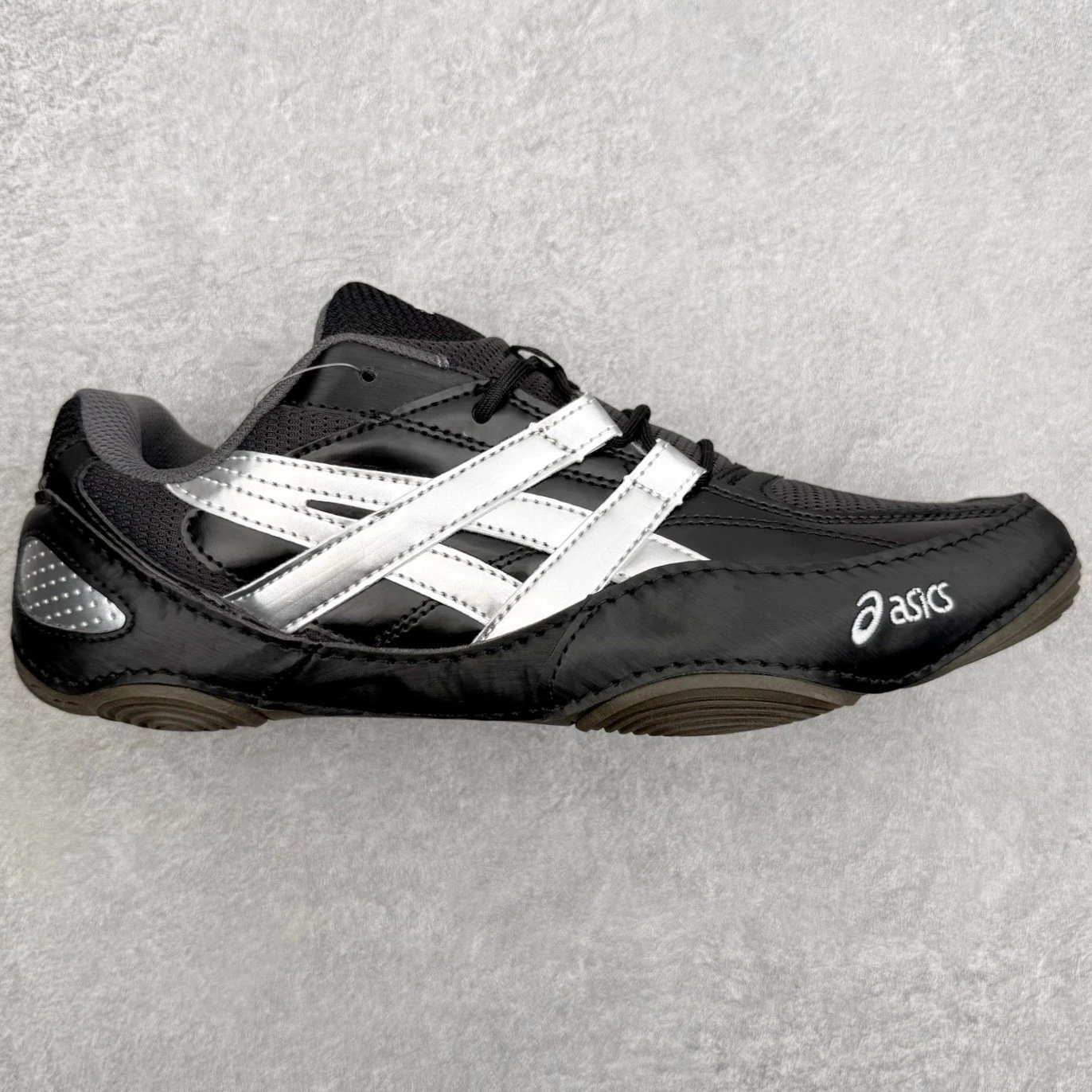 ASICS Sneakers Low-top thin-soled lace-up — Black and white