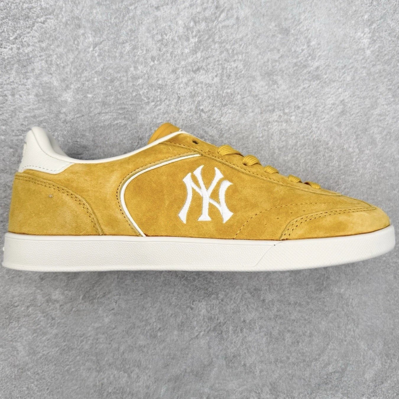 MLB Sneakers Low-Top Lace-Up with New York Yankees Logo — Yellow