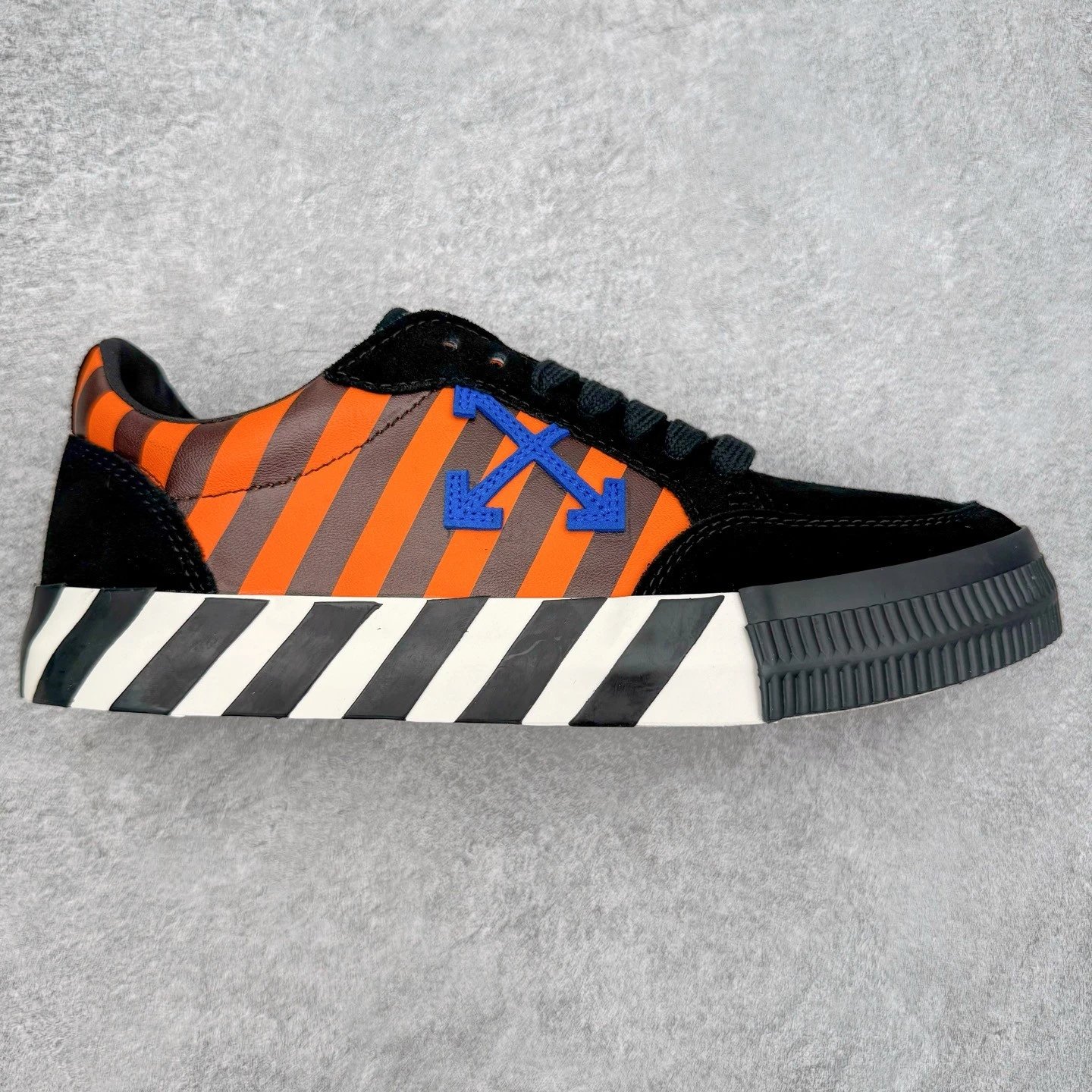 Unbranded Sneakers Low-Top Canvas with Crossed-Arrow Appliqué and Striped Sole — Black orange blue