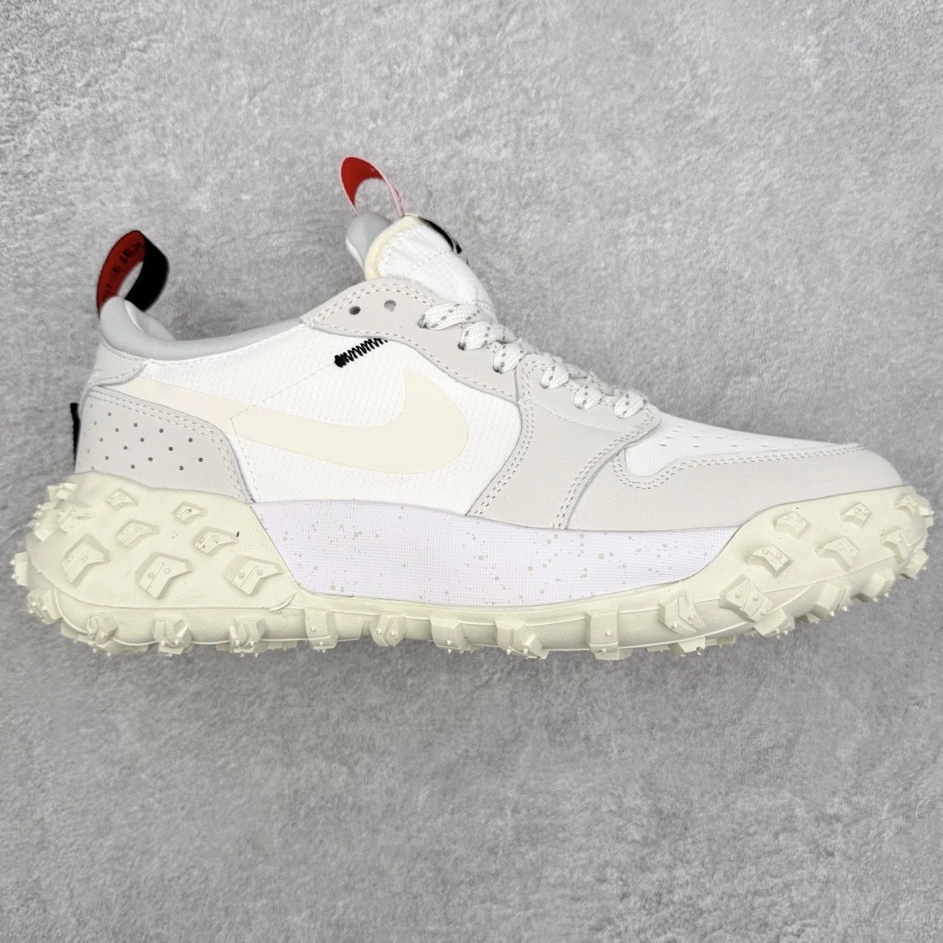 Nike Sneakers Low-Top Trail with Lug Outsole — white