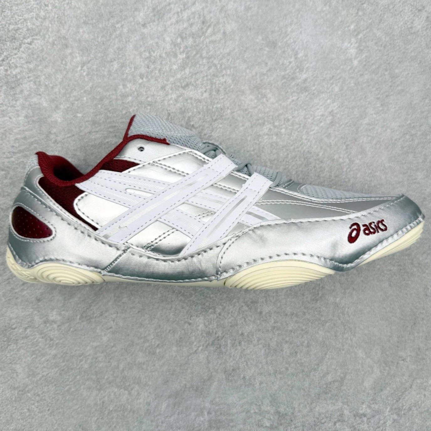 ASICS Sneakers Low-top thin-soled lace-up — Silver, white, and red