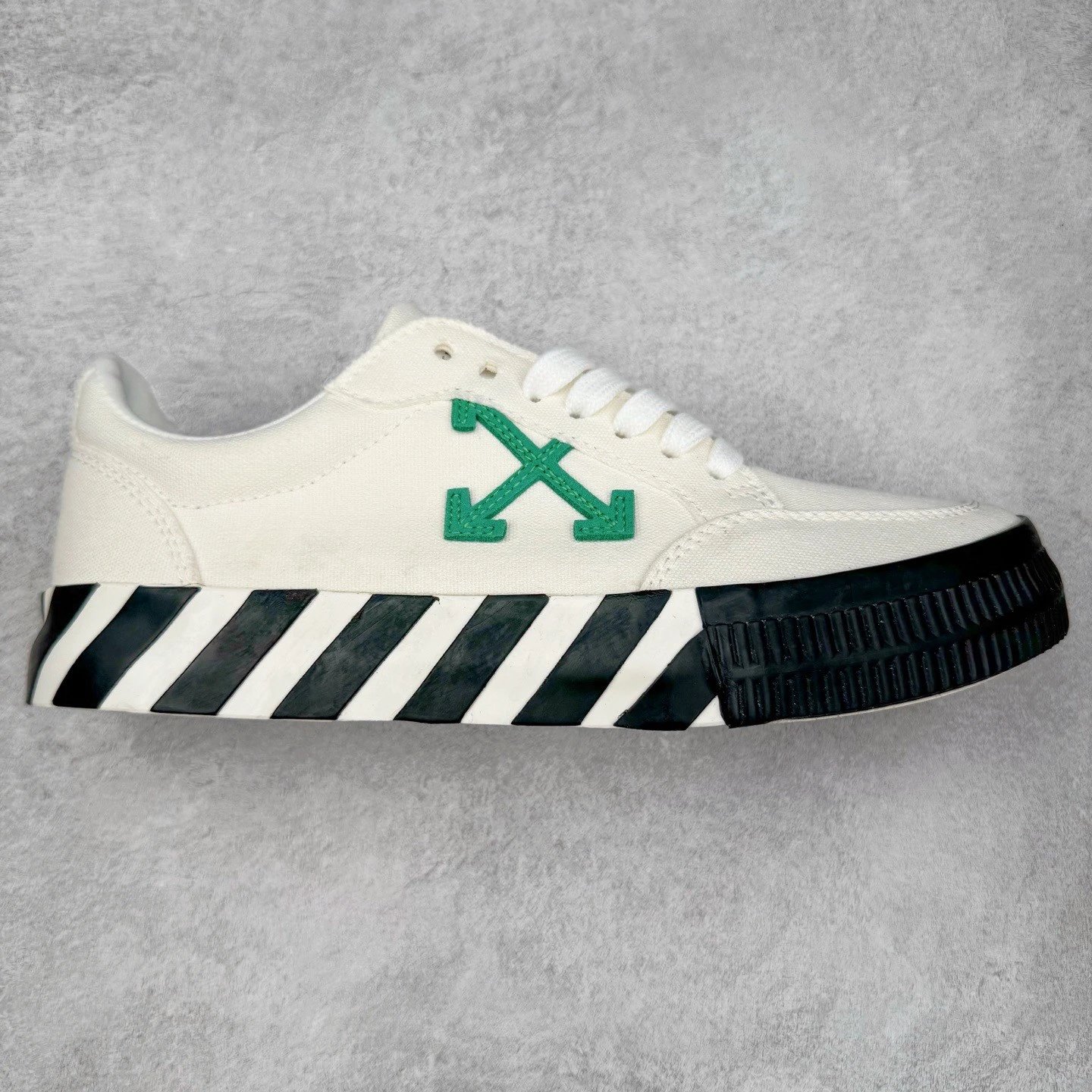 Unbranded Sneakers Low-Top Canvas with Crossed-Arrow Appliqué and Striped Sole — White and green